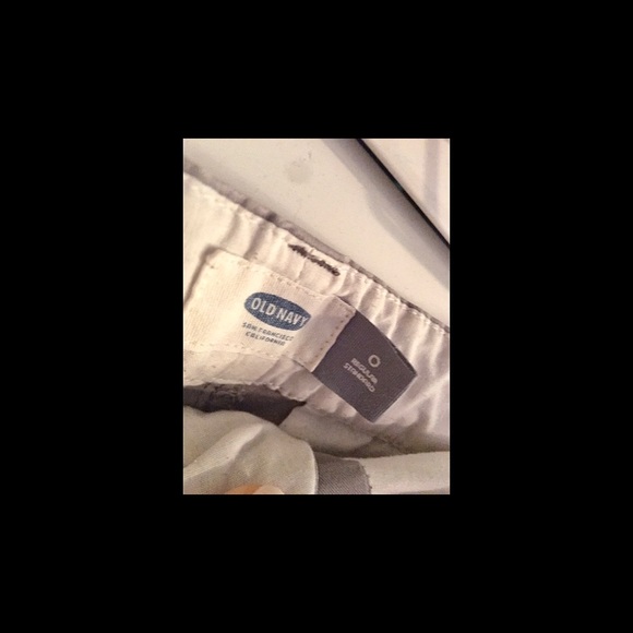 Size 0 grey khaki old navy shorts - Picture 2 of 3